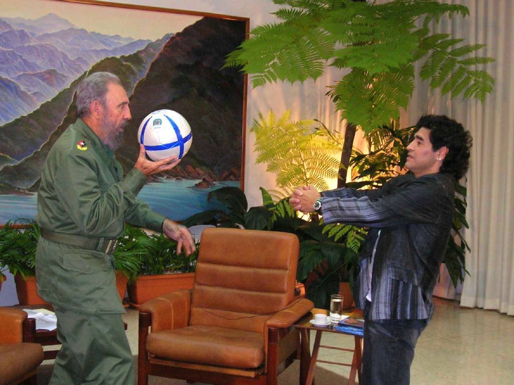 Fidel recebeu Maradona em Cuba para um talkshow (Foto: AFP/Canal 13)