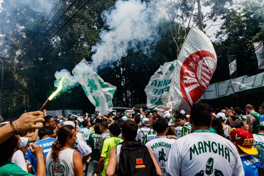 Torcedores do Palmeiras fazem festa em apoio ao Verdão em frente à Academia de Futebol (Foto: Marcello Fim/FramePhoto/Gazeta Press)