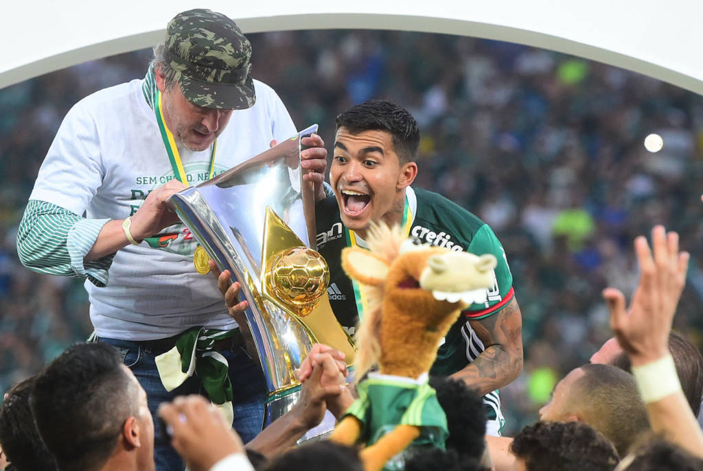 Dudu levantou a taça de campeão brasileiro (Foto: Sergio Barzaghi/Gazeta Press)