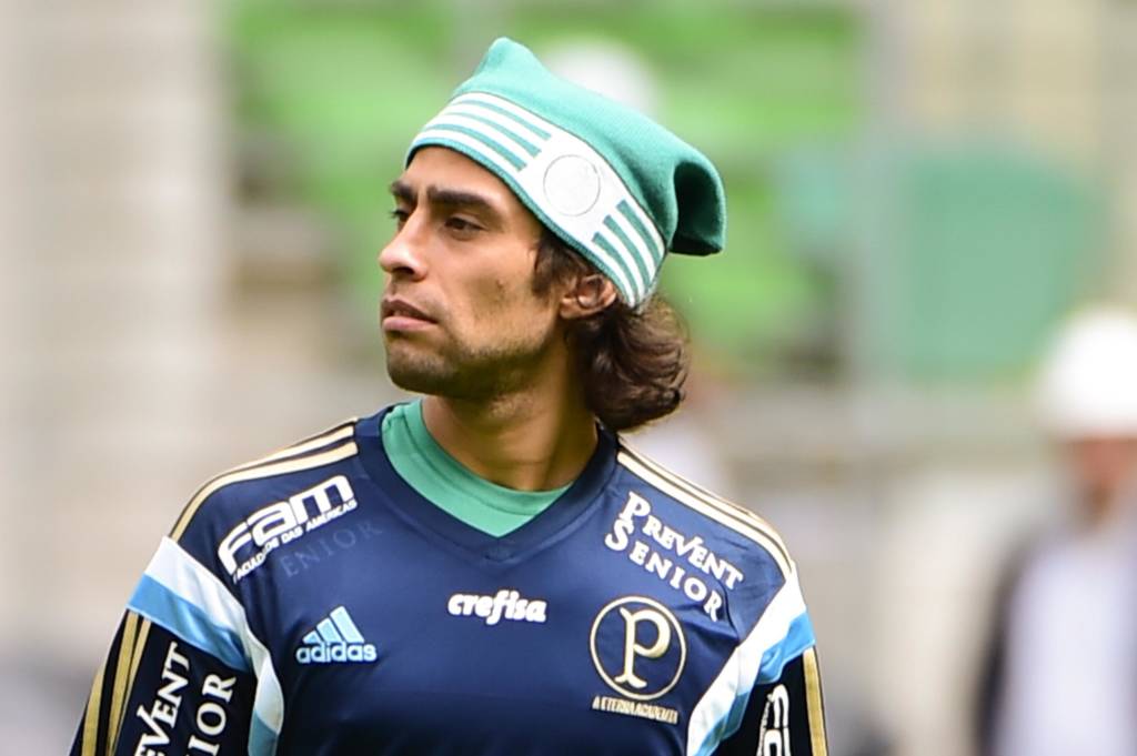 Valdivia, jogador chileno do Palmeiras, durante treino no Allianz Parque, na Zona Oeste da capital paulista.