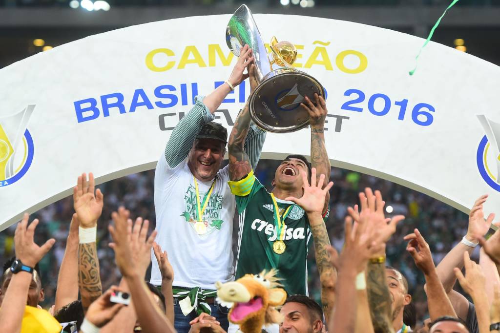 O presidente Paulo Nobre (e) e o jogador Dudu, do Palmeiras, levantam a taça de campeão do Campeonato Brasileiro 2016, com uma rodada de antecedência, após a vitória, por 1 a 0, na partida contra a Chapecoense, válida pela trigésima sétima rodada da competição.