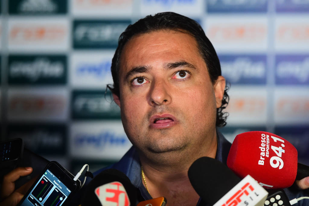 Alexandre Mattos prevê saída de Cuca, mas diz ter nome de substituto em mente (Foto: Sergio Barzaghi/ Gazeta Press)