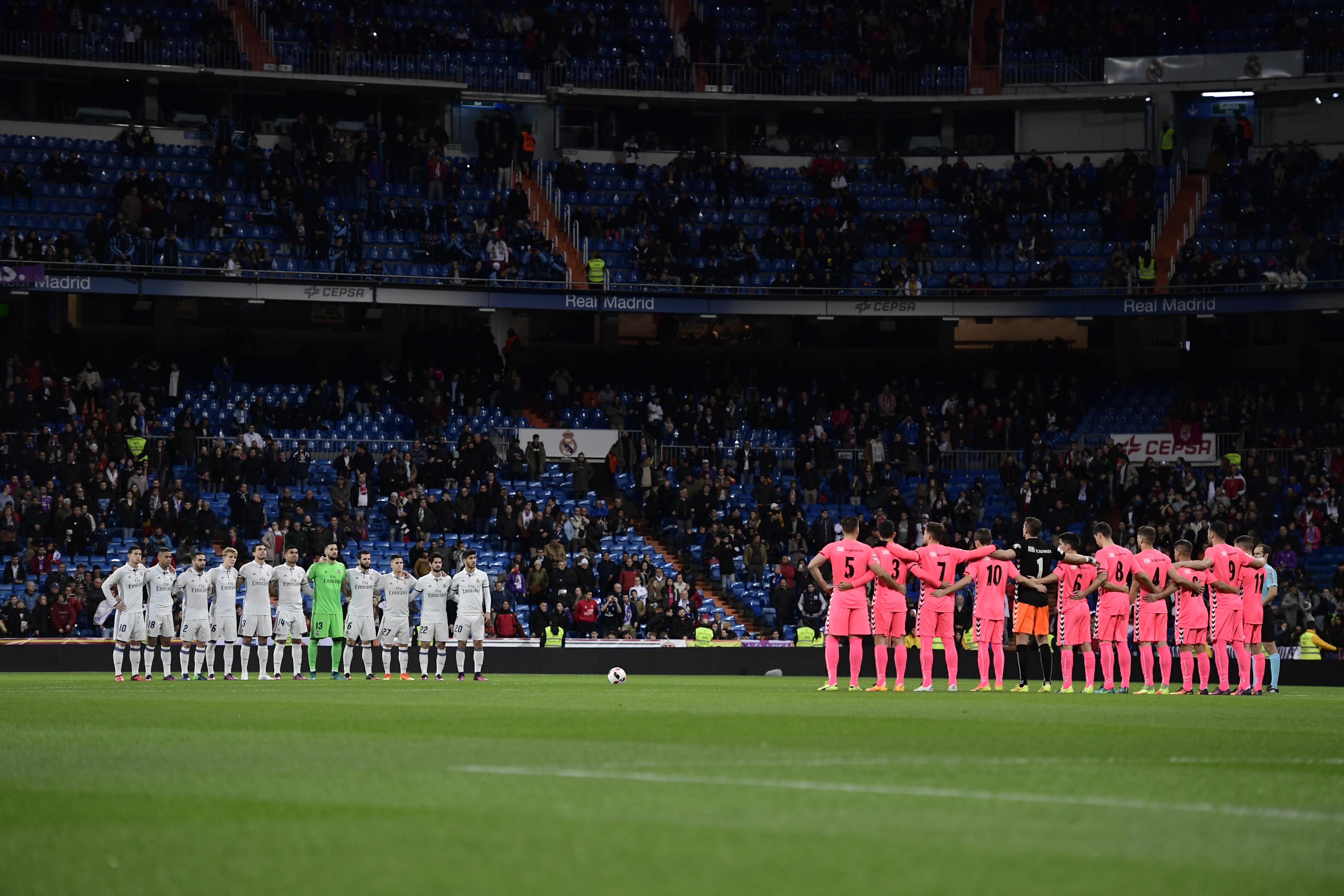 Real Madrid e Cultural Leonesa lamentaram a tragédia envolvendo a Chapecoense com um minuto de silêncio antes do jogo (Foto: JAVIER SORIANO/AFP)