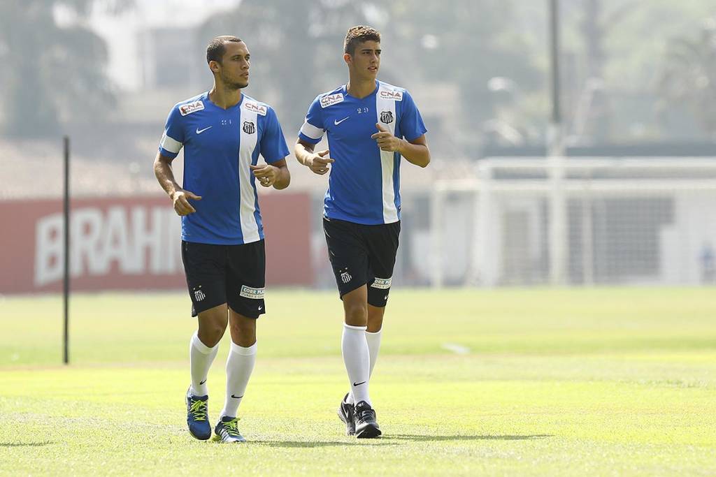 Neto e Gustavo Henrique fizeram dupla de zaga no Santos entre 2013 e 2014 (Foto: Ricardo Saibun / Divulgação Santos FC)