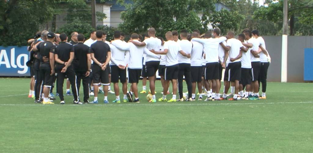 Antes do treino, santista fizeram um minuto de silêncio no CT Rei Pelé (Foto: Reprodução/ Santos TV)
