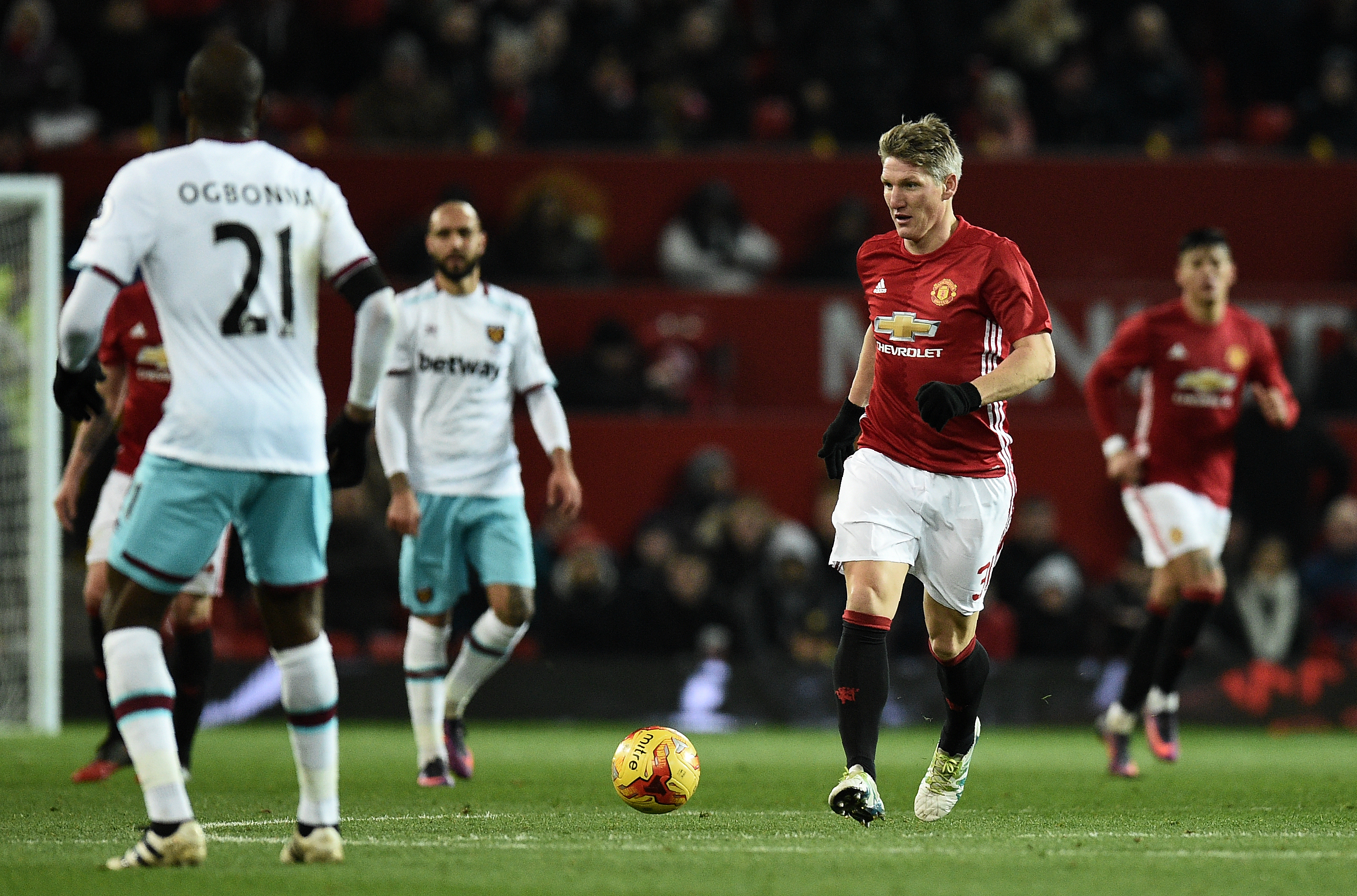 Campeão do mundo em 2014, volante tem amargado o banco na Inglaterra (Foto: Oli SCARFF / AFP) 