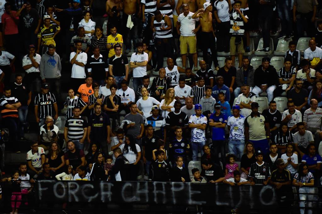 Torcida do Corinthians homenageou a Chapecoense (Foto: Fernando Dantas/Gazeta Press)