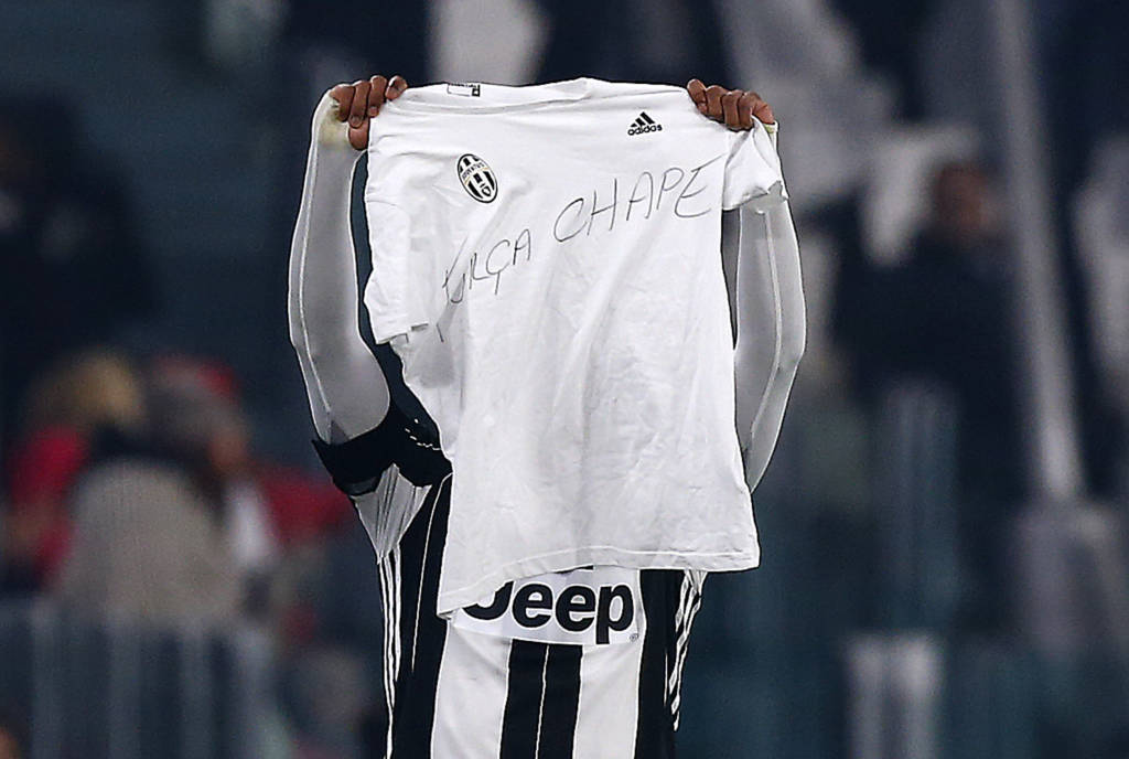 Alex Sandro homenageou vítimas do acidente envolvendo a delegação da Chapecoense (Foto: Marco Bertorello/AFP)