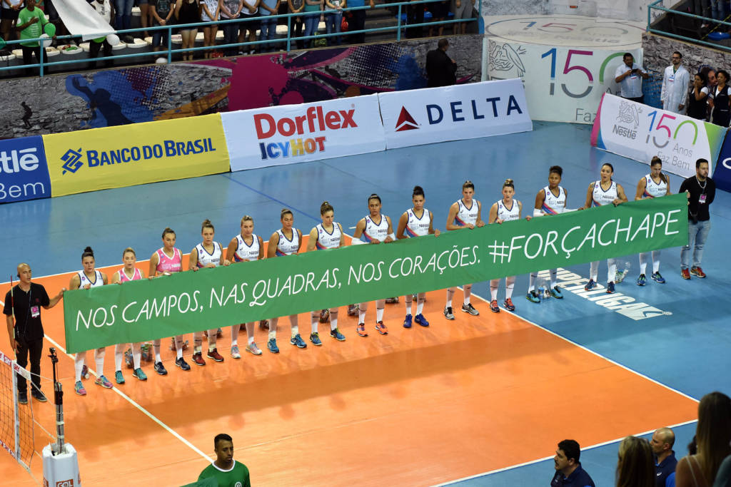 Osasco homenageou Chapecoense com faixa (Foto: João Pires/Fotojump )