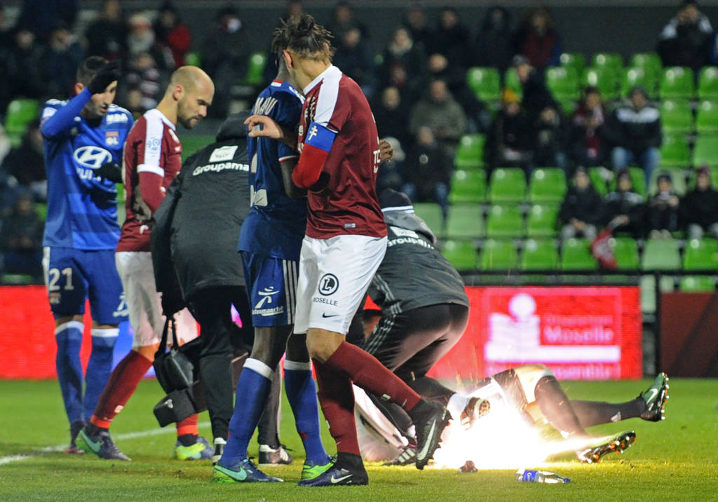 O goleiro do Lyon, Anthony Lopes, foi atingido por dois foguetes atirados pelos torcedores do Metz (Foto: AFP PHOTO / JEAN-CHRISTOPHE VERHAEGEN)