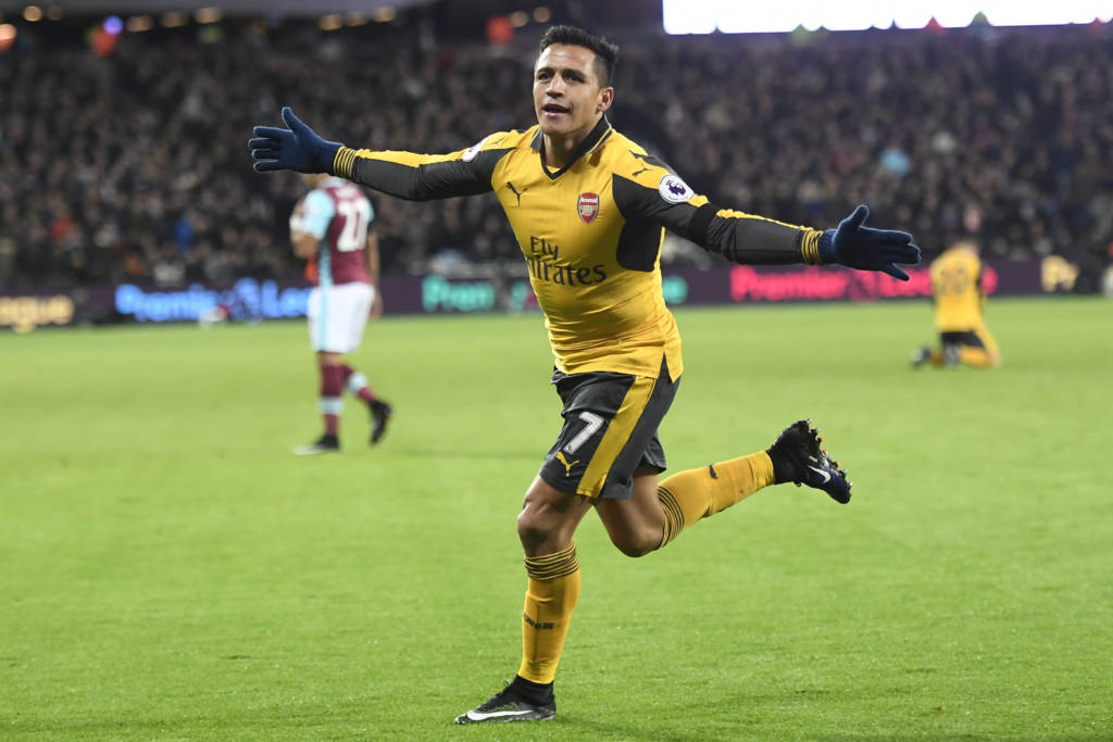 Alexis Sánchez marcou três gols e deu uma assistência para o Arsenal neste sábado  (Foto: AFP PHOTO / Justin TALLIS0