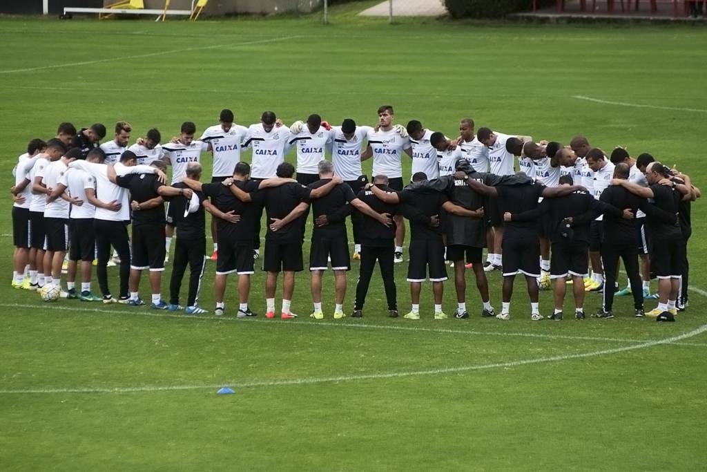 Após a tragédia com a Chape, santistas fizeram um minuto de silêncio na última quarta-feira (Foto: Ivan Storti/Santos FC)