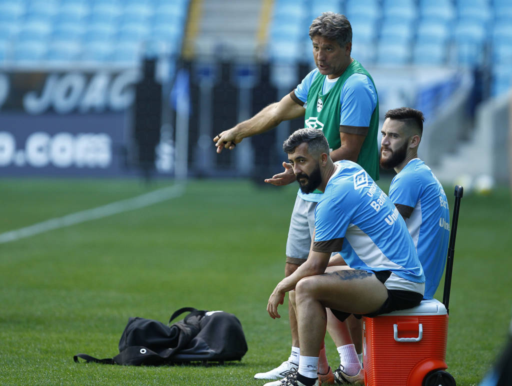 Renato Portaluppi realizou treino fechado e não esboçou equipe que enfrenta o Atlético-MG (Foto: Lucas Uebel/Grêmio)