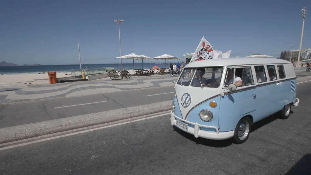 No filme "1976 - O ano da Invasão Corinthiana", Tobias pegou a Dutra em Kombi com torcedores (foto: divulgação)