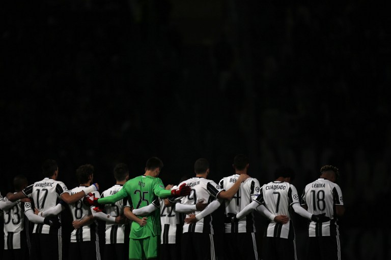 Jogo contou com homenagem às vitimas do acidente com a delegação da Chapecoense (Foto: Marco Bertorello/AFP)