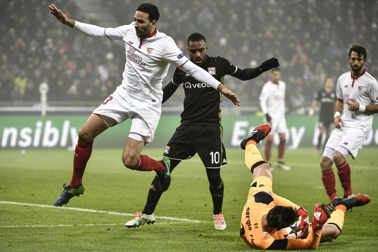 Sevilla segurou pressão do Lyon e ficou com a segunda vaga no Grupo H (Foto: Jeff Pachoud/AFP)