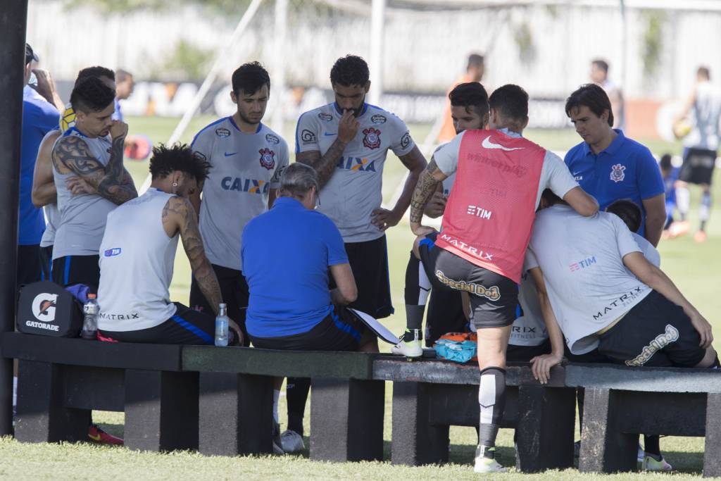Oswaldo tem procurado corrigir problemas à base de conversa (foto: Daniel Augusto Jr./Ag. Corinthians)