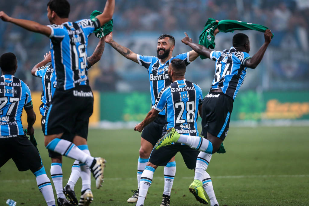 Conhecido pela classe com a bola no pé, Douglas foi eleito o melhor jogador da Copa do Brasil (Foto: Jefferson Bernardes/ AFP)