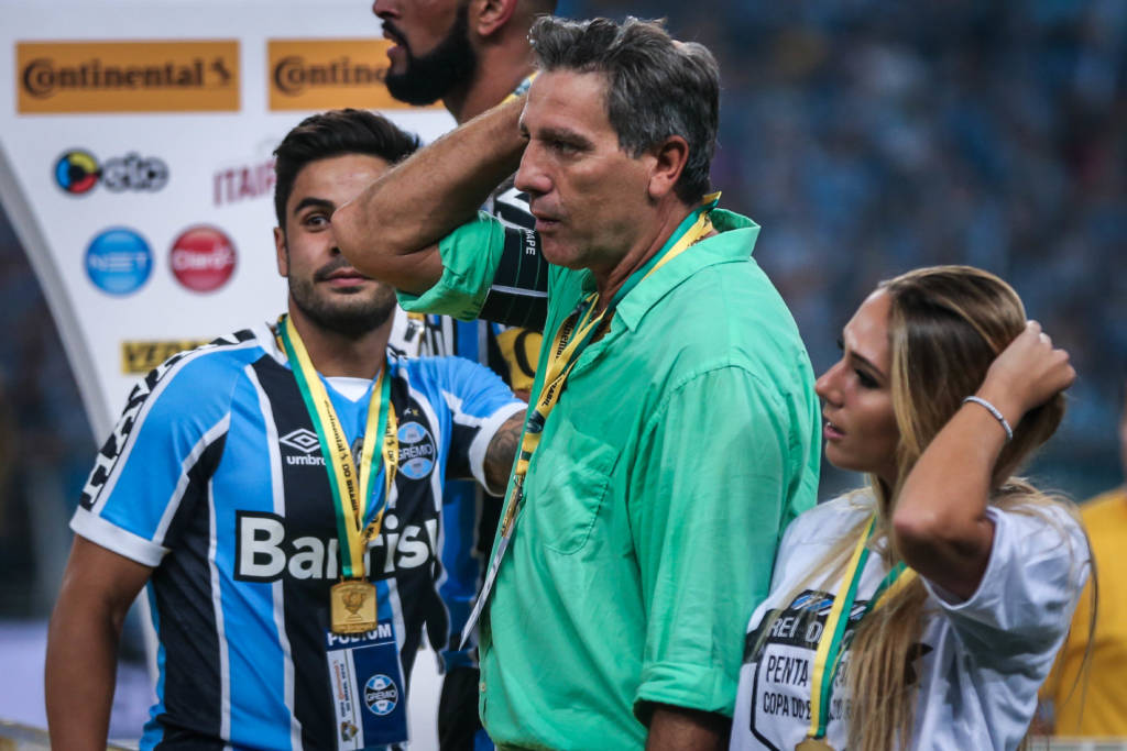 Ao lado de sua filha, Carol Portaluppi, Renato Gaúcho comemorou o título da Copa do Brasil pelo Grêmio (Foto: Jefferson Bernardes/ AFP)