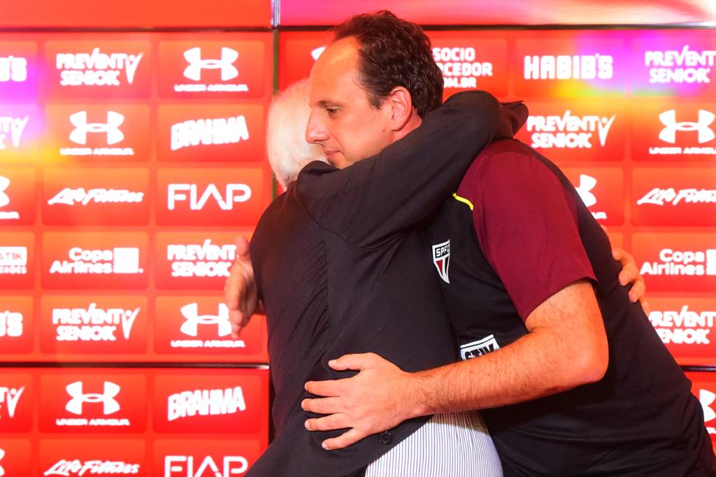 Além de um abraço, Ceni ganhou Sidão como presente de Leco (foto: Sergio Barzaghi/Gazeta Press)