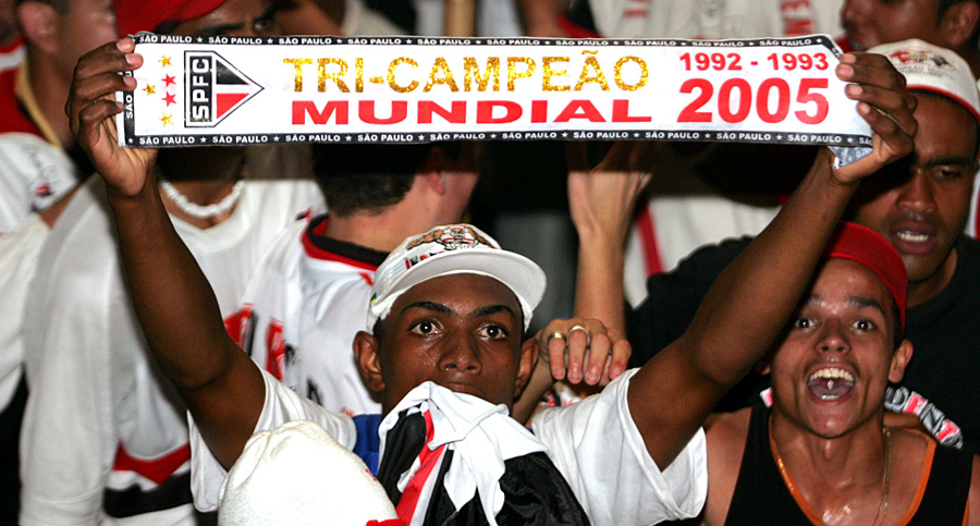 Torcida recepciona o Tricolor campeão do Mundial de Clubes de 2005 (Foto: Djalma Vassão/Gazeta Press)
