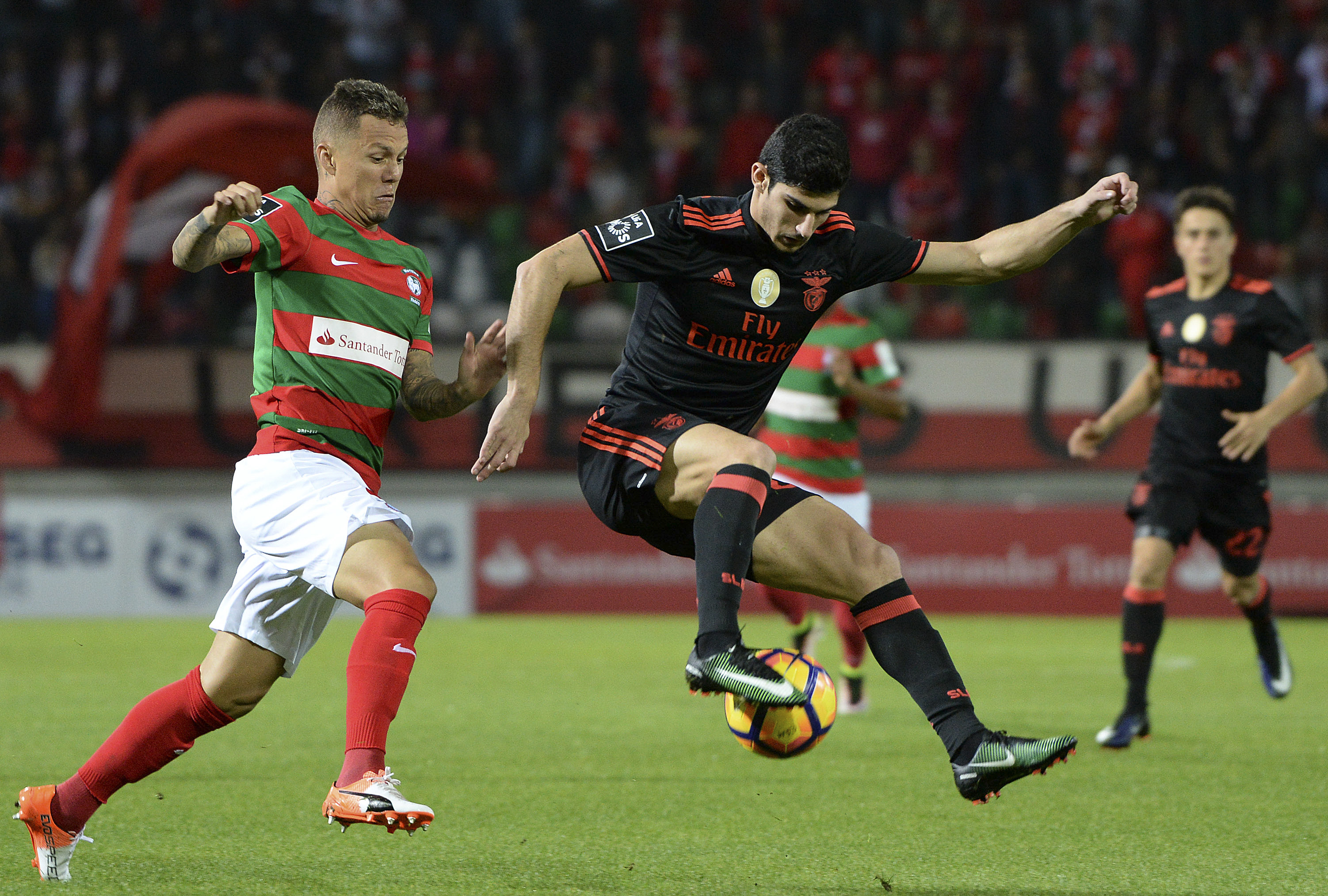 Os benfiquenses deram adeus à invencibilidade nesta edição do português ao serem derrotados pelo Marítimo, na última rodada (Foto: Rui Silva/ AFP) 