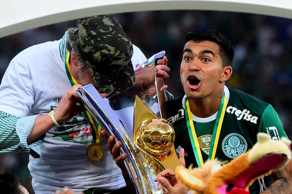 O presidente Paulo Nobre (e) e o jogador Dudu, do Palmeiras, levantam a taça de campeão do Campeonato Brasileiro 2016, com uma rodada de antecedência, após a vitória, por 1 a 0, na partida contra a Chapecoense, válida pela trigésima sétima rodada da competição.