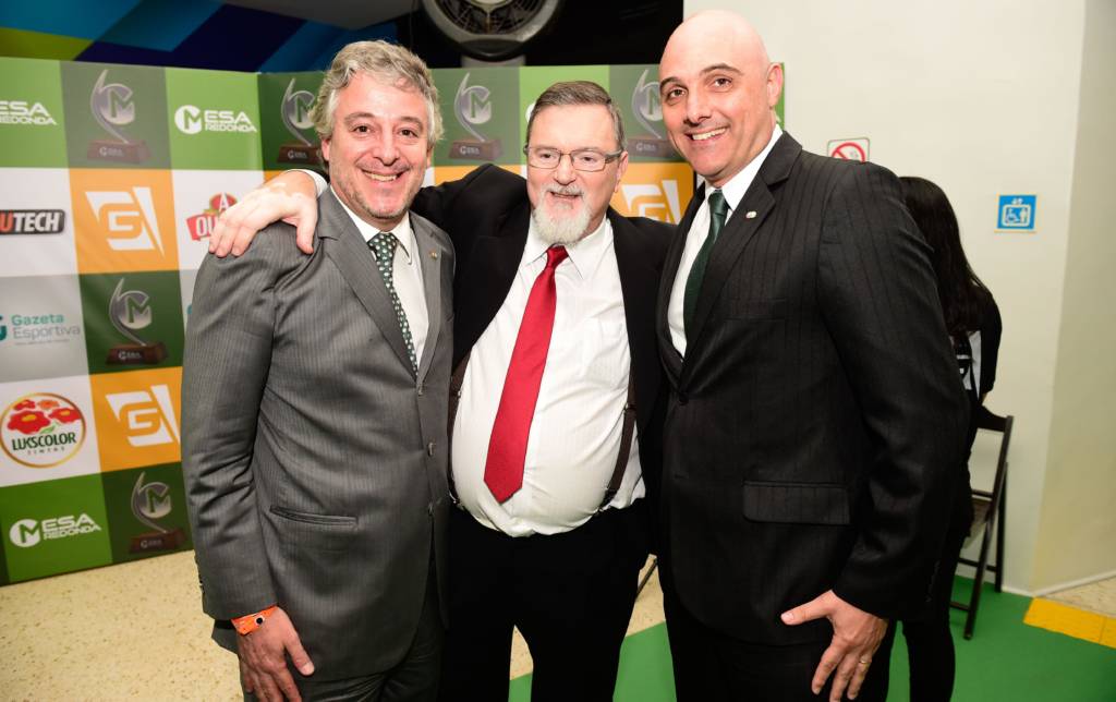 O presidente Paulo Nobre (E), e o presidente eleito Maurício Precivalle Galiotte, (D), do Palmeiras, e o jornalista Chico Lang, durante a cerimônia de entrega do Troféu Mesa Redonda 2016, prêmio oferecido aos melhores jogadores e técnico do Campeonato Brasileiro 2016, realizada no Edifício Gazeta, em São Paulo.