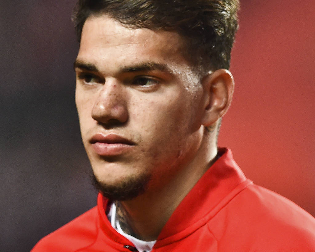 Benfica's Brazilian goalkeeper Ederson Moraes poses before the UEFA Champions League Group B football match SL Benfica vs SSC Napoli at the Luz stadium in Lisbon, on December 6, 2016. / AFP PHOTO / PATRICIA DE MELO MOREIRA