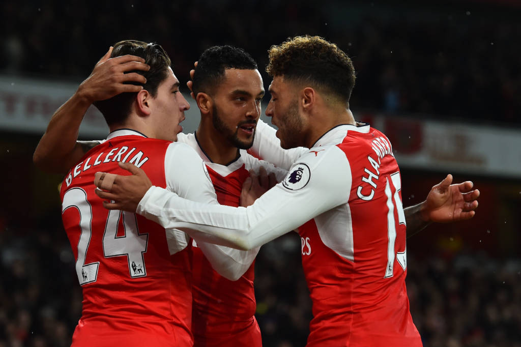 De virada, o Arsenal bateu o Stoke City e assumiu momentaneamente a ponta do Campeonato Inglês (Foto: Glyn Kirk/ AFP)