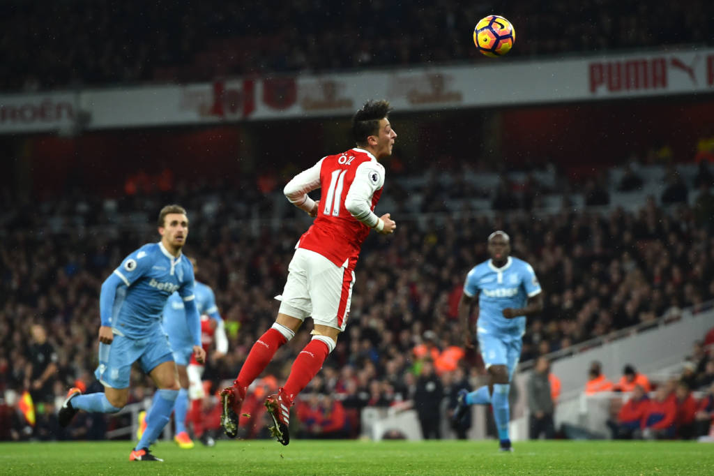 Ozil encobriu de cabeça o goleiro Grant, para marcar o segundo do Arsenal na partida (Foto: Glyn Kirk/ AFP)