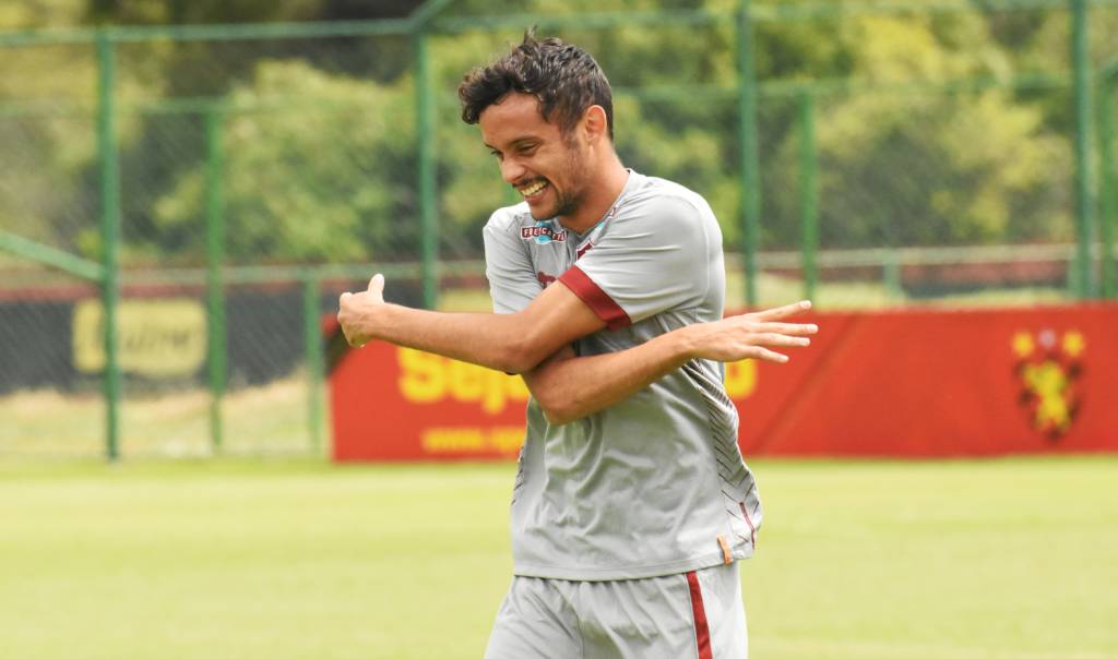 Recife, PE - Brasil - 20/08/2016 - CT do Sport - Gustavo Scarpa Treino do Fluminense nesta manhã. FOTO DE MAILSON SANTANA/FLUMINENSE FC IMPORTANTE: Imagem destinada a uso institucional e divulgação, seu uso comercial está vetado incondicionalmente por seu autor e o Fluminense Football Club.. IMPORTANT: Image intended for institutional use and distribution. Commercial use is prohibited unconditionally by its author and Fluminense Football Club