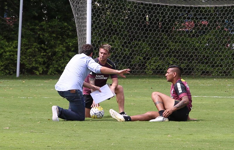 Rogério Ceni conversa com os argentinos Buffarini e Chavez no último treino do ano (Foto: Érico Leonan/SPFC)