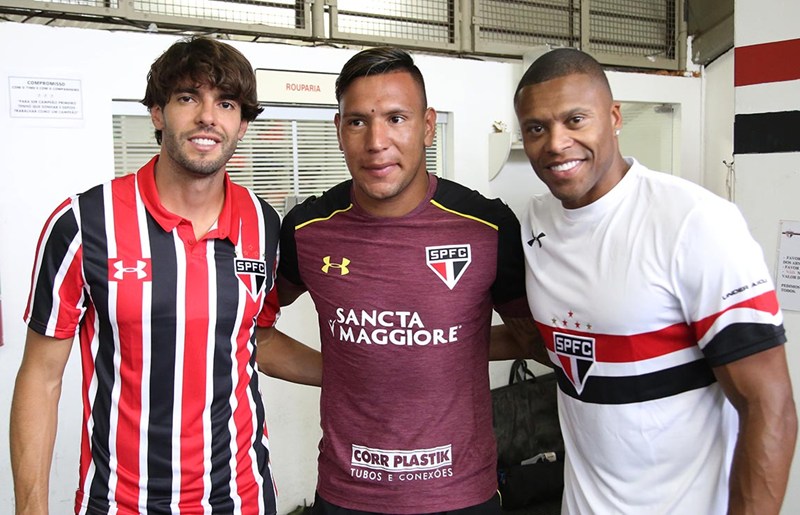 Ex-atacantes do São Paulo, Kaká e Júlio Baptista encontraram com o atual, o argentino Andres Chavez (Foto: Rubens Chiri/SPFC)