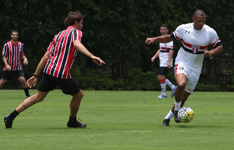 Kaká e Júlio Baptista se encontraram e disputaram partida no CCT da Barra Funda (Foto: Érico Leonan/SPFC)