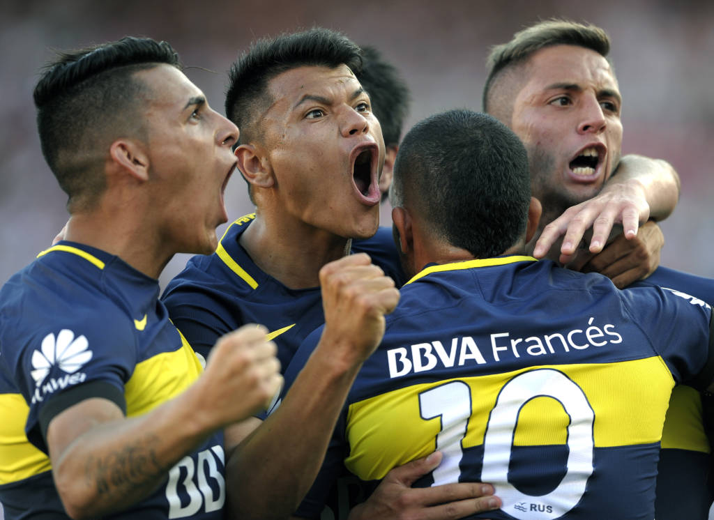 Boca Juniors' forward Carlos Tevez (2-R) celebrates with teammates after scoring the team's second goal against River Plate during their Argentina First Division football match at El Monumental stadium, in Buenos Aires, on December 11, 2016. / AFP PHOTO / ALEJANDRO PAGNI