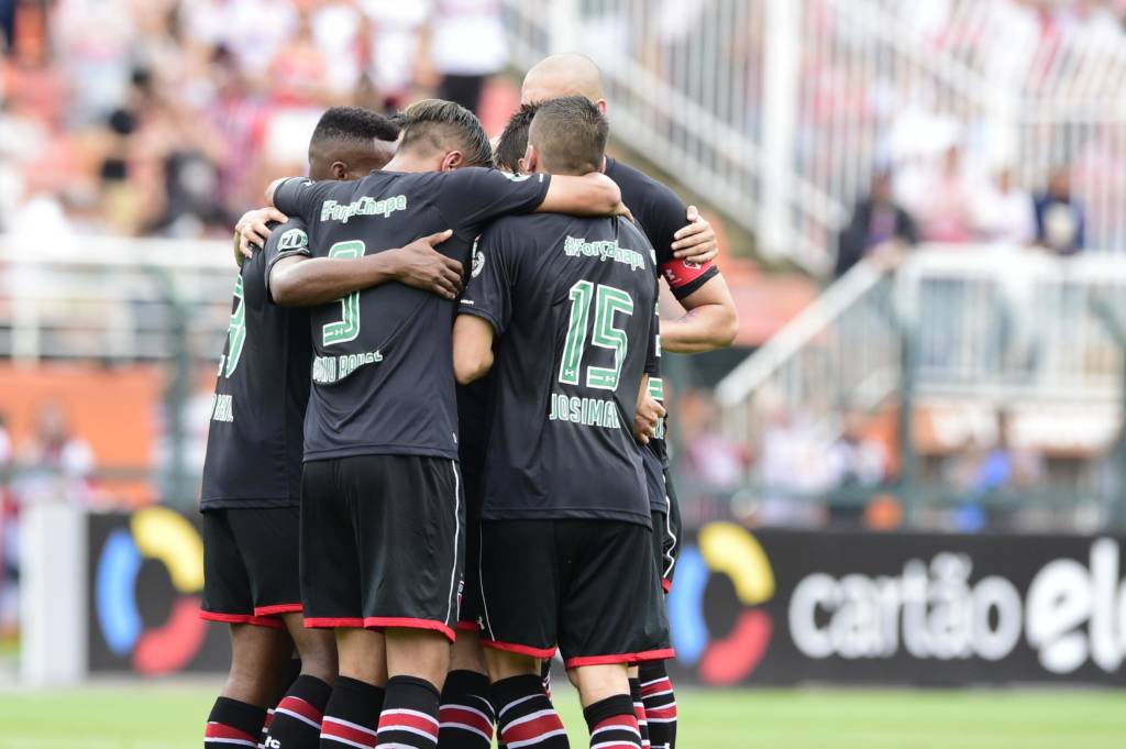 À espera de Ceni, o São Paulo venceu o Santa Cruz com facilidade na despedida de 2016 (Foto: Fernando Dantas/Gazeta Press)