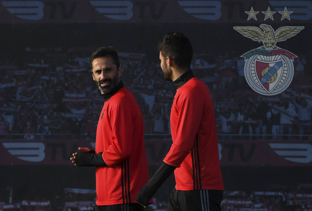 Benfica's Brazilian forward Jonas (L) and Argentinian defender Lisandro Lopez arrive for a training session at the club's training grounds in Seixal, outkirts of Lisbon, on December 5, 2016, on the eve of the UEFA Champions League football match SL Benfica vs SSC Napoli. / AFP PHOTO / FRANCISCO LEONG