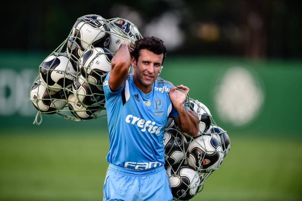 Alberto Valentim, auxiliar-técnico do Palmeiras, durante treino na Academia de Futebol, na Zona Oeste da capital paulista.