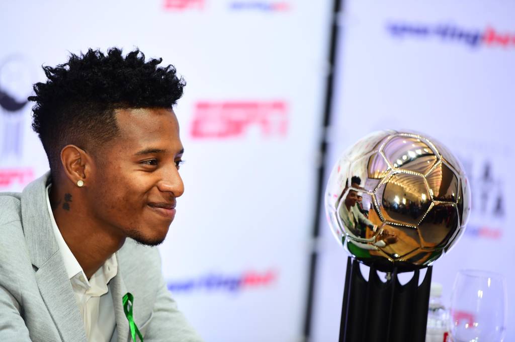 Tchê Tchê, jogador Palmeiras, recebe o Troféu Bola de Prata 2016, como um dos dois melhores volantes do Campeonato Brasileiro 2016, durante cerimônia de premiação organizado pela ESPN Brasil no Teatro Santander, na Zona Sul da capital paulista.