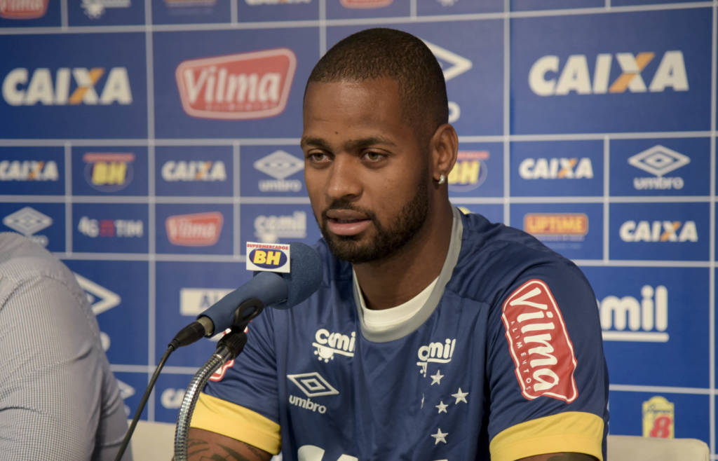 Dedé concedeu entrevista coletiva demonstrando felicidade com a renovação (Foto: Washington Alves/Light Press/Cruzeiro)