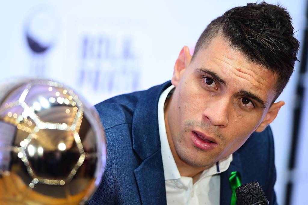 Moisés, jogador do Palmeiras, recebe o Troféu Bola de Prata 2016, como um dos melhores meias do Campeonato Brasileiro 2016, durante cerimônia de premiação organizado pela ESPN Brasil na Sala São Paulo, na região central da capital paulista.