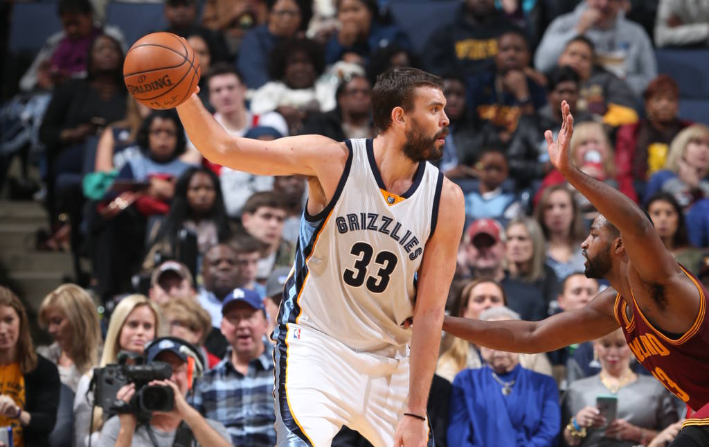 MEMPHIS, TN - DECEMBER 14: Marc Gasol #33 of the Memphis Grizzlies handles the ball against the Cleveland Cavaliers on December 14, 2016 at FedExForum in Memphis, Tennessee. NOTE TO USER: User expressly acknowledges and agrees that, by downloading and or using this photograph, User is consenting to the terms and conditions of the Getty Images License Agreement. Mandatory Copyright Notice: Copyright 2016 NBAE   Joe Murphy/NBAE via Getty Images/AFP