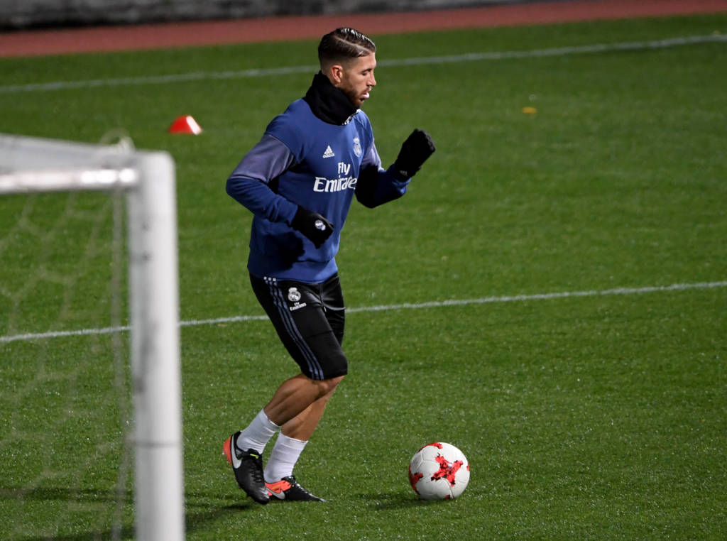 O zagueiro Sergio Ramos bateu bola nesta sexta, mas ainda é dúvida para a final de domingo (Foto: Toshifumi Kitamura/ AFP) 
