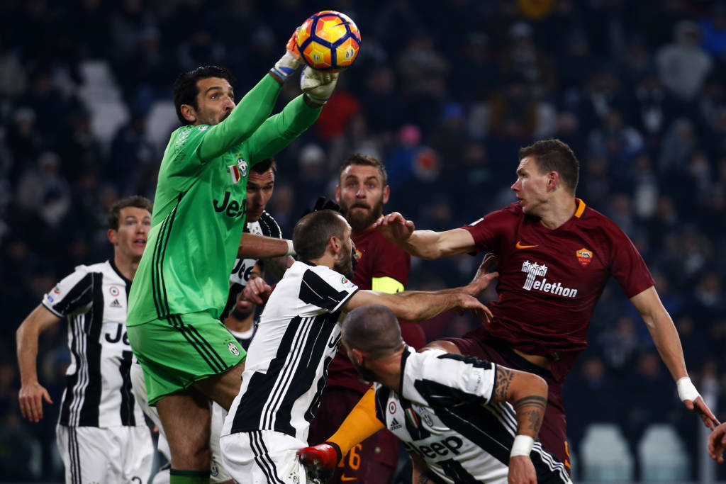 O goleiro Gianluigi Buffon só teve trabalhos nos minutos finais do clássico, mas a Juve segurou bem a pressão da Roma (Foto: AFP PHOTO / MARCO BERTORELLO)