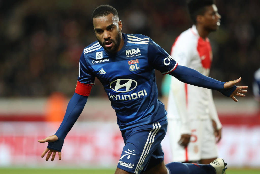 Alexandre Lacazette perdeu um pênalti, mas marcou seu gol em cima do Monaco neste domingo (Foto: AFP PHOTO / VALERY HACHE)