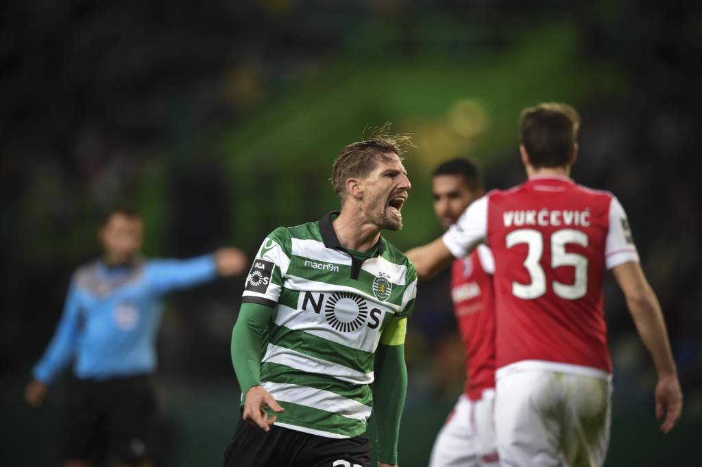 O Sporting foi um time irritado e mal organizado em campo o tempo todo, principalmente após levar o gol (Foto: PATRICIA DE MELO MOREIRA / AFP)