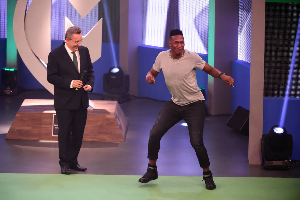 O zagueiro Yerry Mina, após ser premiado, protagonizou momento mais descontraído da cerimônia (Foto: Fernando Dantas/Gazeta Press)