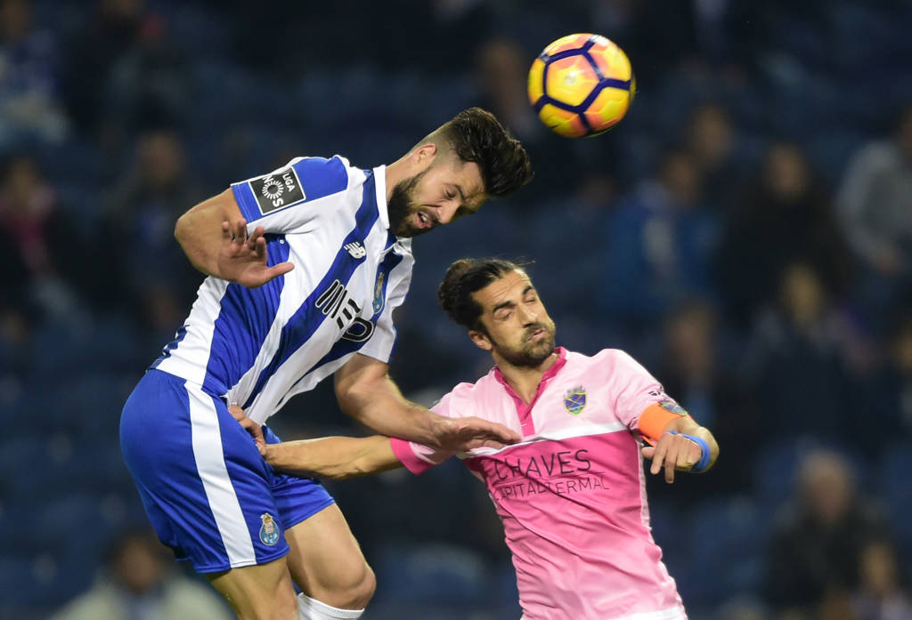 O zagueiro brasileiro Felipe, que se destacou pelo Corinthians, ajudou o Porto diante do Chaves (foto: Miguel Riopa/AFP)