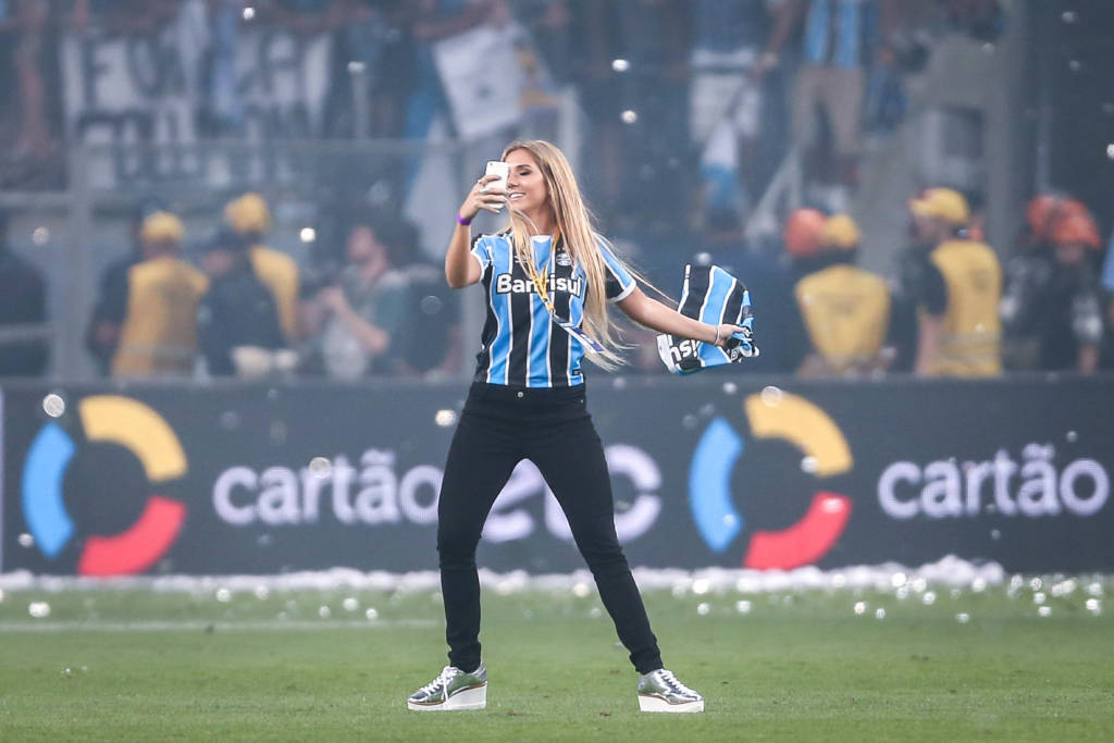 Entrada de Carol Portaluppi no gramado da Arena na final da Copa do Brasil rendeu nova multa ao Grêmio (Foto: Jefferson Bernardes/AFP)
